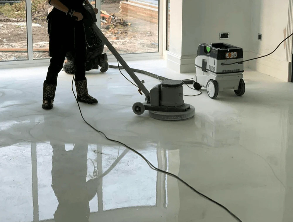 Slutpolering av ett förseglat betonggolv med en professionell polermaskin för att uppnå maximal glans och hållbarhet.