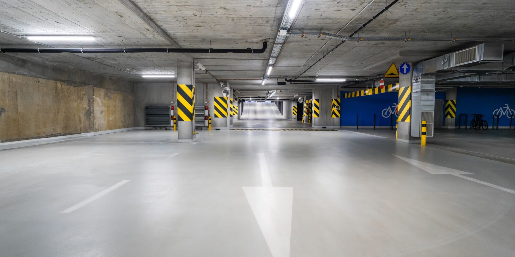 Ett fogfritt och vattentätt epoxigolv på ett parkeringsdäck som skyddar betongkonstruktionen mot vattenabsorption och klorider.