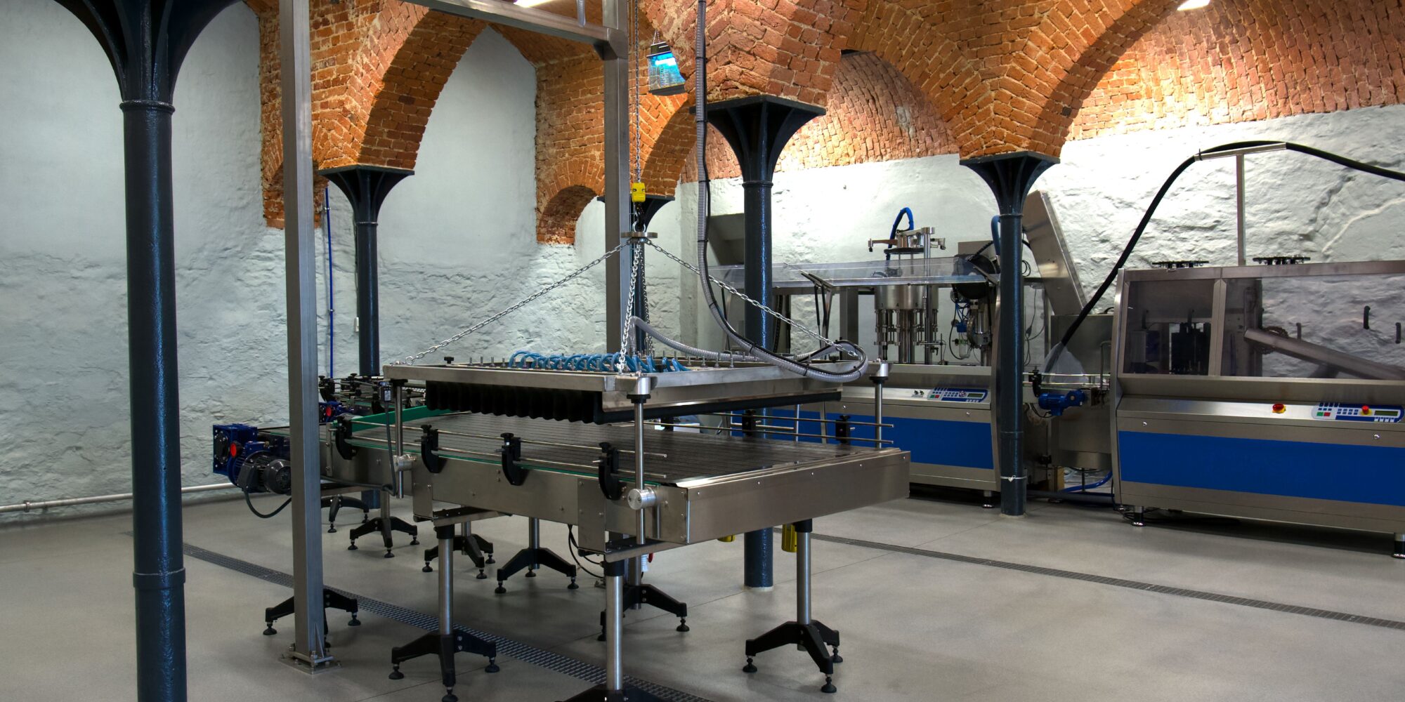 Ett dammfritt och kemiskt förseglat betonggolv under en automatiserad fyllningsmaskin i en ren och säker industrimiljö.