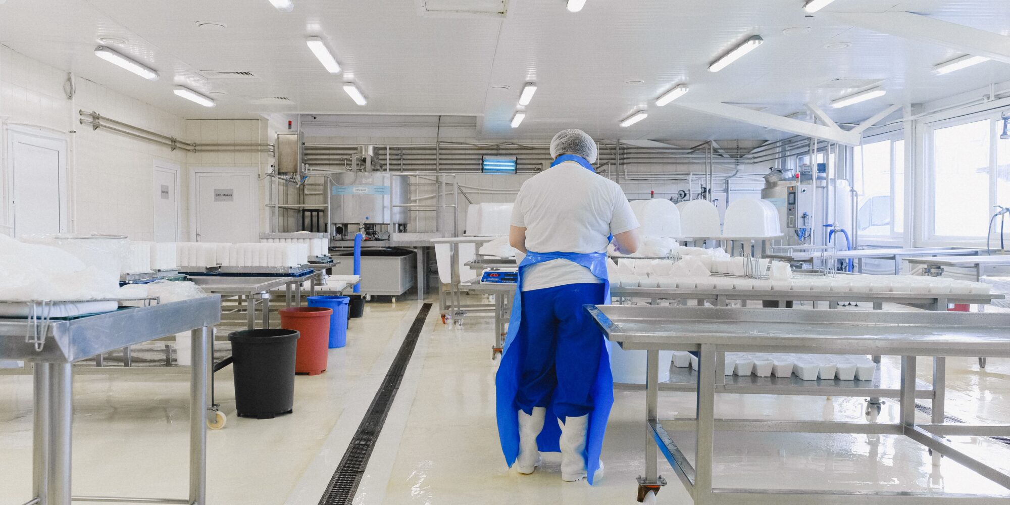 Ett fogfritt, ljust och hygieniskt ESD-golv i en steril produktionsmiljö där personal bär skyddskläder.