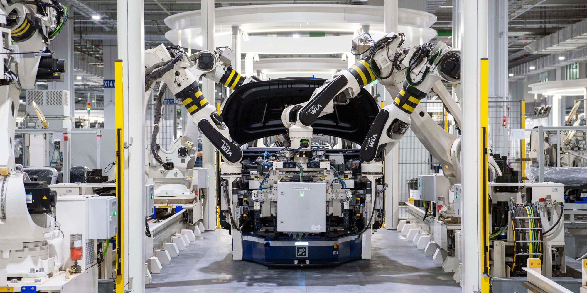 Avancerade robotarmar i en modern tillverkningsindustri med ett dammfritt och slitstarkt Husqvarna Superfloor-betonggolv.